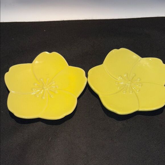 Yellow Flower-Shaped Ceramic Plates - Picture 1 of 6